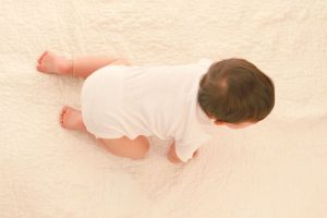 Ba mẹ cần chuẩn bị đầy đủ vật dụng trước khi thay bỉm cho bé
