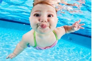Bé có thể tập bơi từ 4-6 tháng tùy vào độ thích nghi